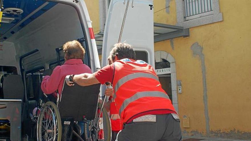 Una ambulància trasllada una pacient des de l&#039;edifici de l&#039;antic hospital, on hi havia les urgències