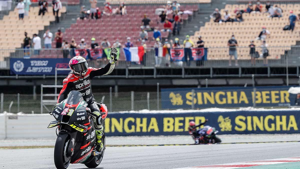 Aleix Espargaró saludando a los aficionados