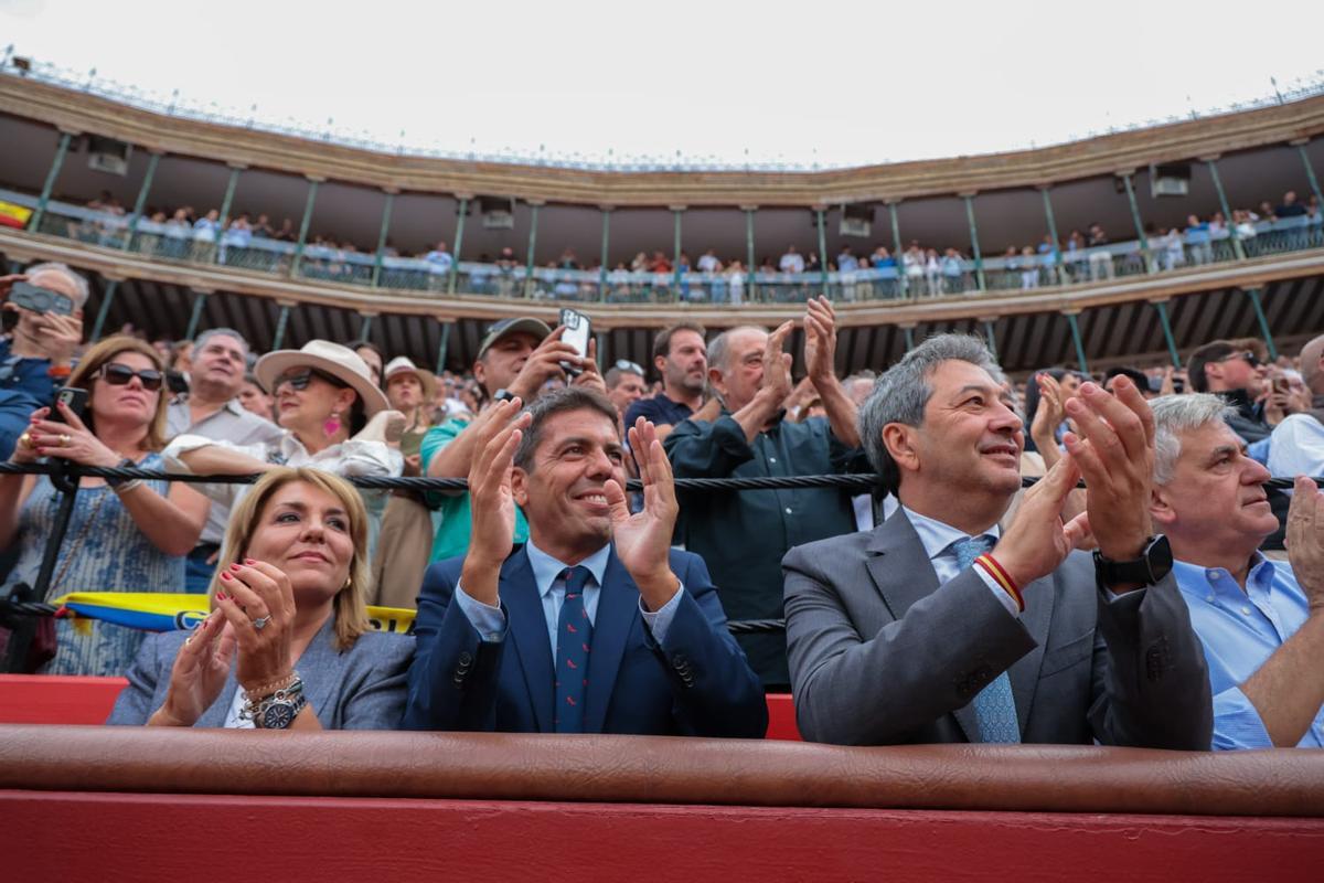 Carlos Mazón, Vicente Barrera y Susana Camarero, en la barrera.