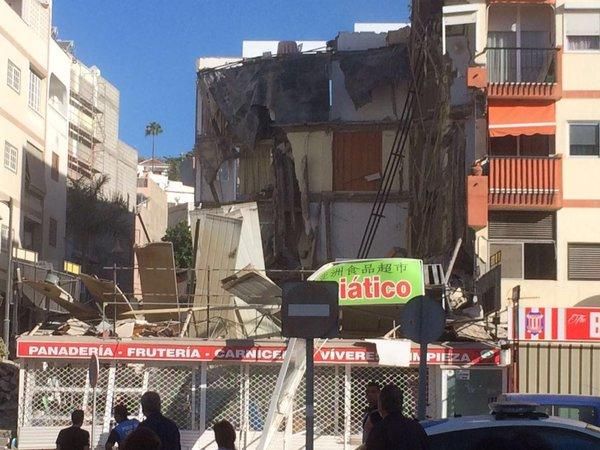 Un inmueble situado en el barrio de Los Cristianos se ha venido abajo.