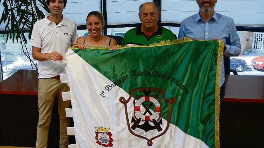 El presidente de Samertolaméu y representantes del Concello con la bandera. // Gonzalo Núñez