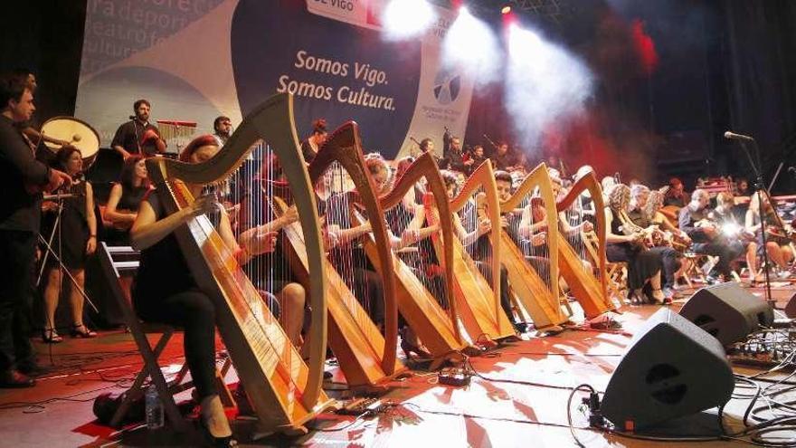 La orquesta de folk SondeSeu en plena actuación ayer noche en Porta do Sol. // Alba Villar