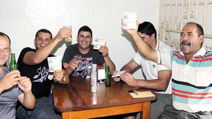 El presidente del Unión Sur, Vicente Tavío (a la izquierda) con otros afortunados y vecinos de Yaiza, ayer en el Bar Stop.