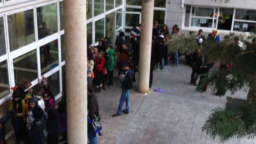 Colas para entrar en la Casa de la Cultura en días de cine.