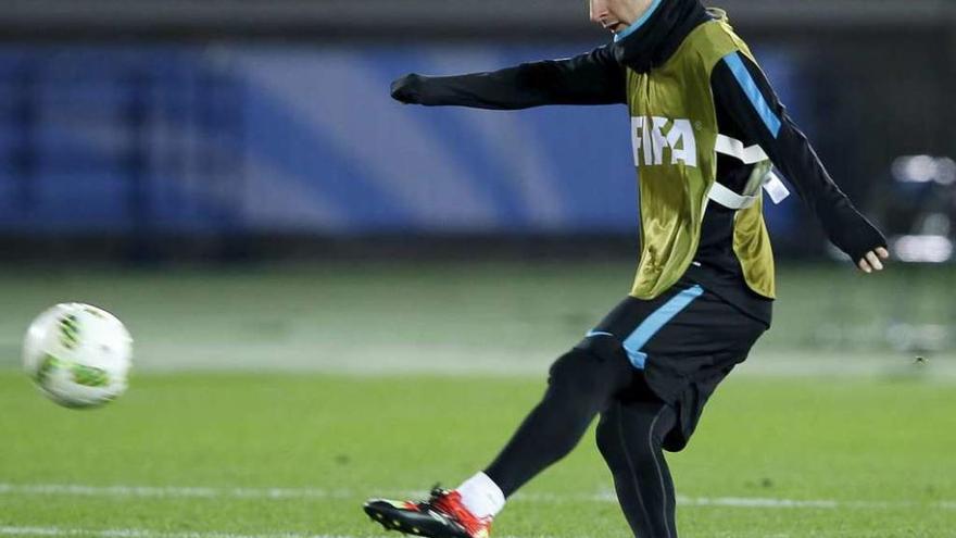 Messi golpea un balón durante el entrenamiento de ayer. // Toru Hanai