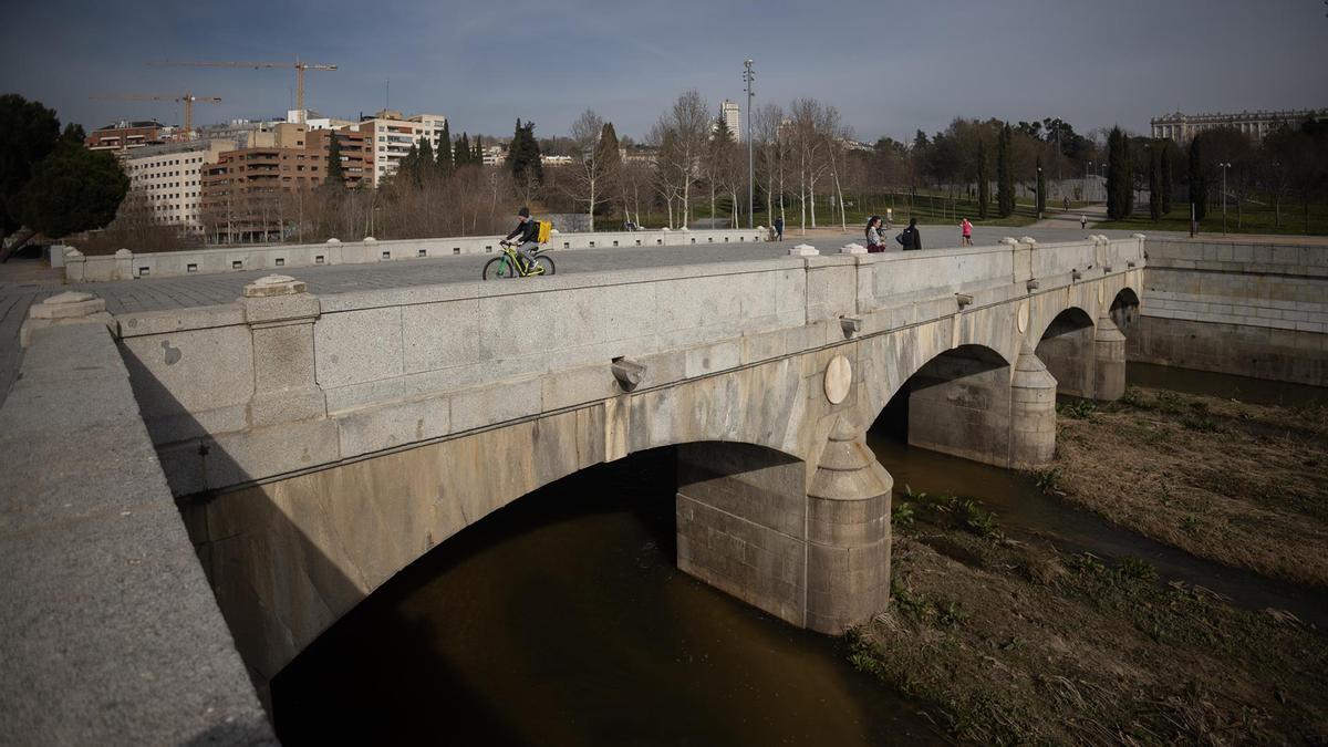 Entorno del Puente del Rey en Madrid Río.