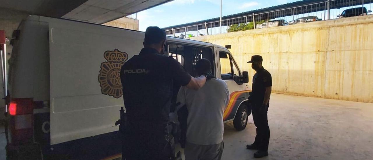 La Policía Nacional con uno de los detenidos esta mañana.