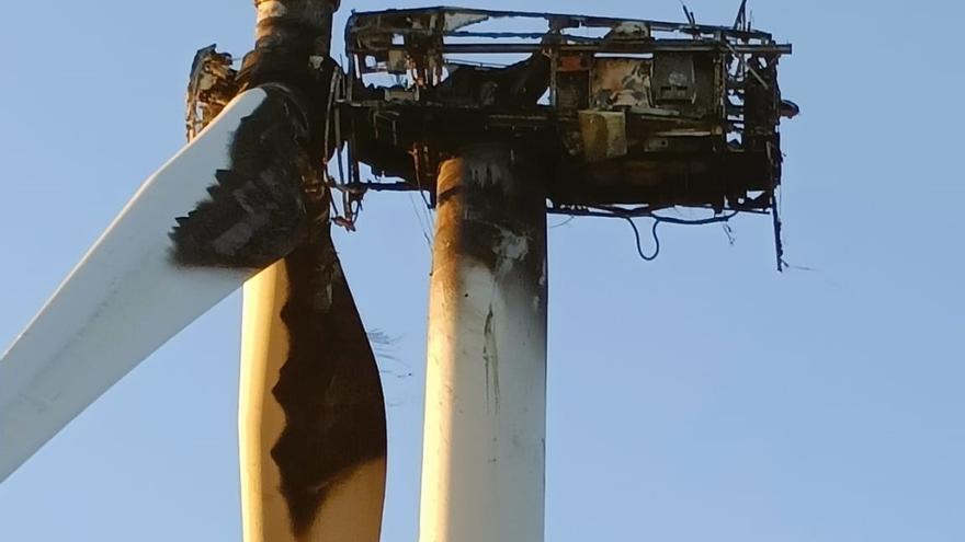 El fuego originado en un aerogenerador en Hermisende, extinguido tras arrasar 250 hectáreas