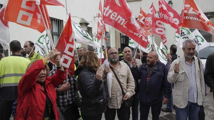 Funcionarios municipales piden una subida salarial «para todos»