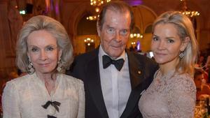 Roger Moore, entre su mujer, Kristina, y la hija de esta, Christina Knudsen, fallecida este lunes a los 47 años, en una gala en noviembre del 2015.