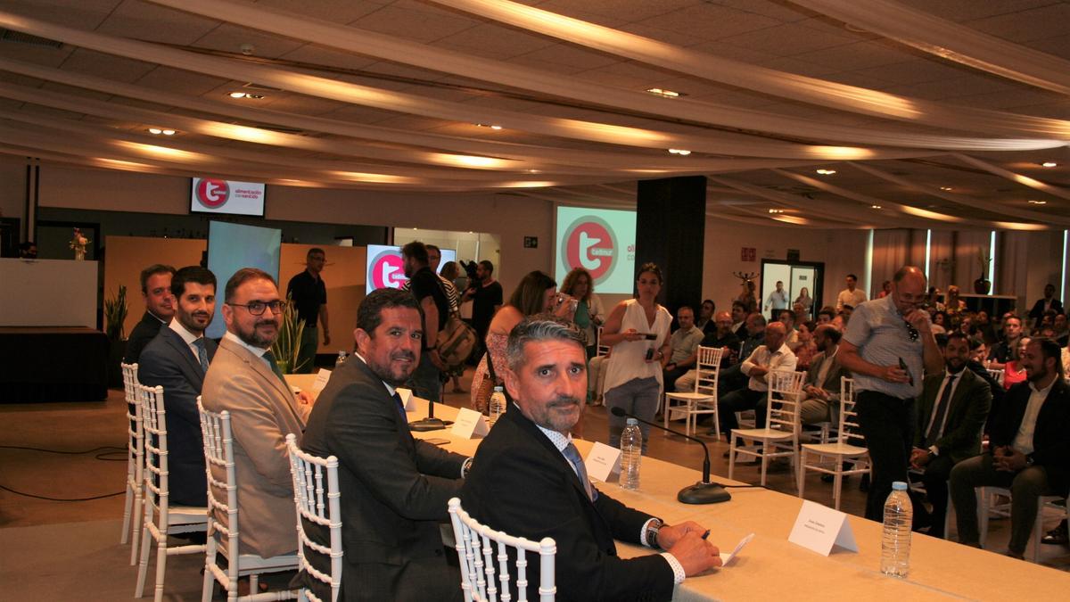 Marcos Ortuño, Jesús Abellaneda, Diego José Mateos, Juan Jódar y Jesús Jiménez, en la mesa presidencial de la asamblea general y gala de Hostelor, anoche.