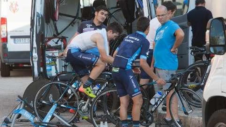 La tarde de ayer dejó diferentes estampas entre la margen izquierda, donde comenzaba la crono, y el centro de la ciudad. Inauguración de la competición, aficionados esperando a los ciclistas y reuniones de equipos se repitieron por la capital.