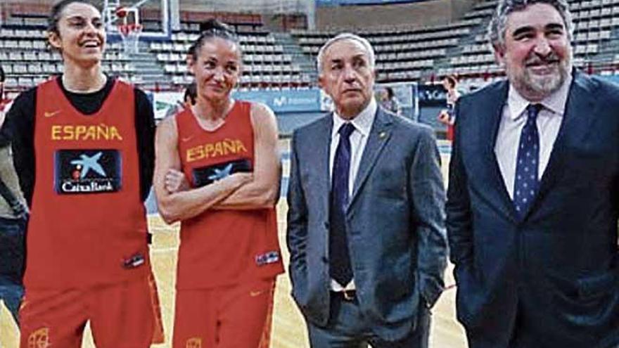 Alba Torrens sonrÃ­e junto a Laia Palau, Alejandro Blanco y Uribe.