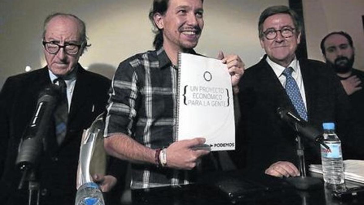 Pablo Iglesias, flanqueado por Vicenç Navarro y Juan Torres, ayer en Madrid.