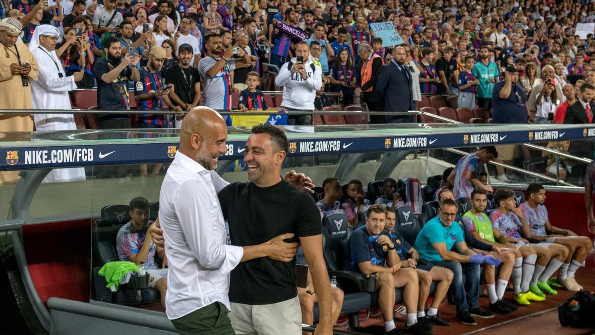 Guardiola y Xavi se saludan en el Camp Nou antes del Barça-City contra la ELA.