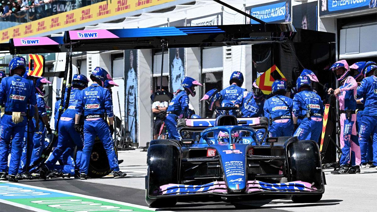 Fernando Alonso, frente al box de Alpine en Canadá