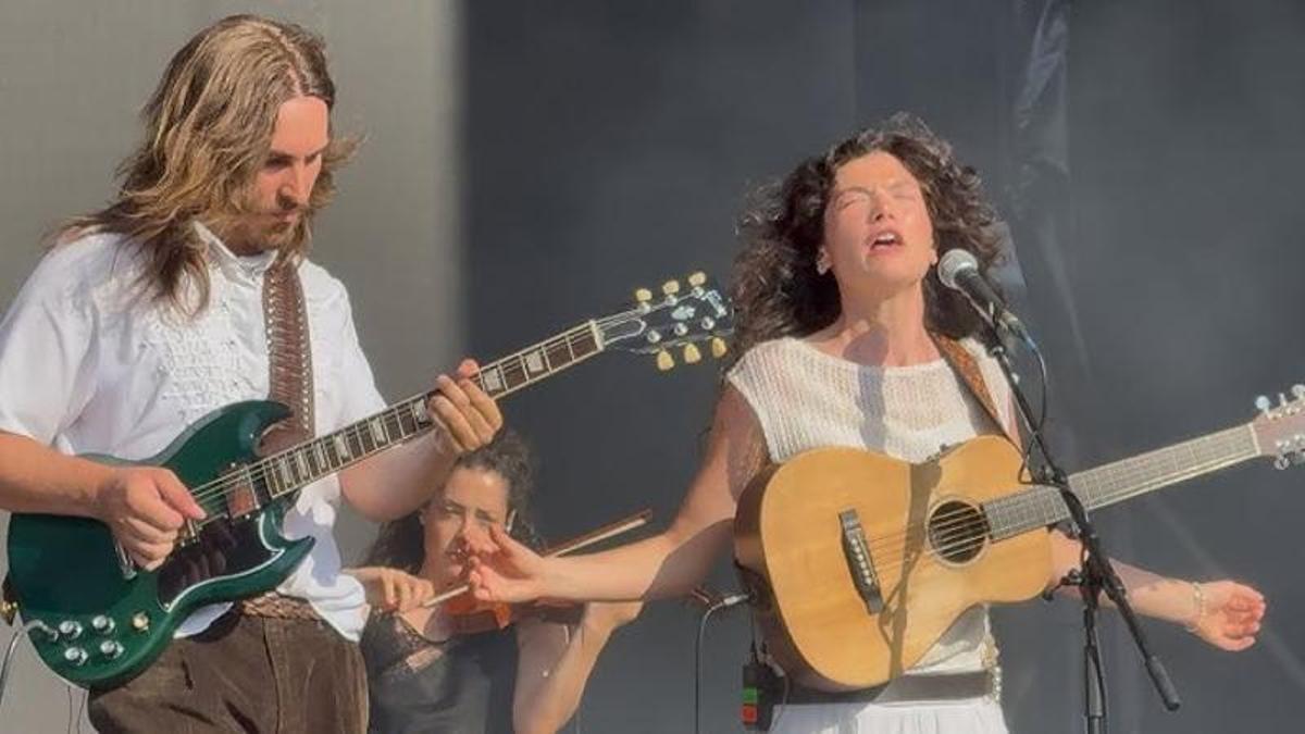 Carlos Ares con la artista aragonesa en uno de sus conciertos.