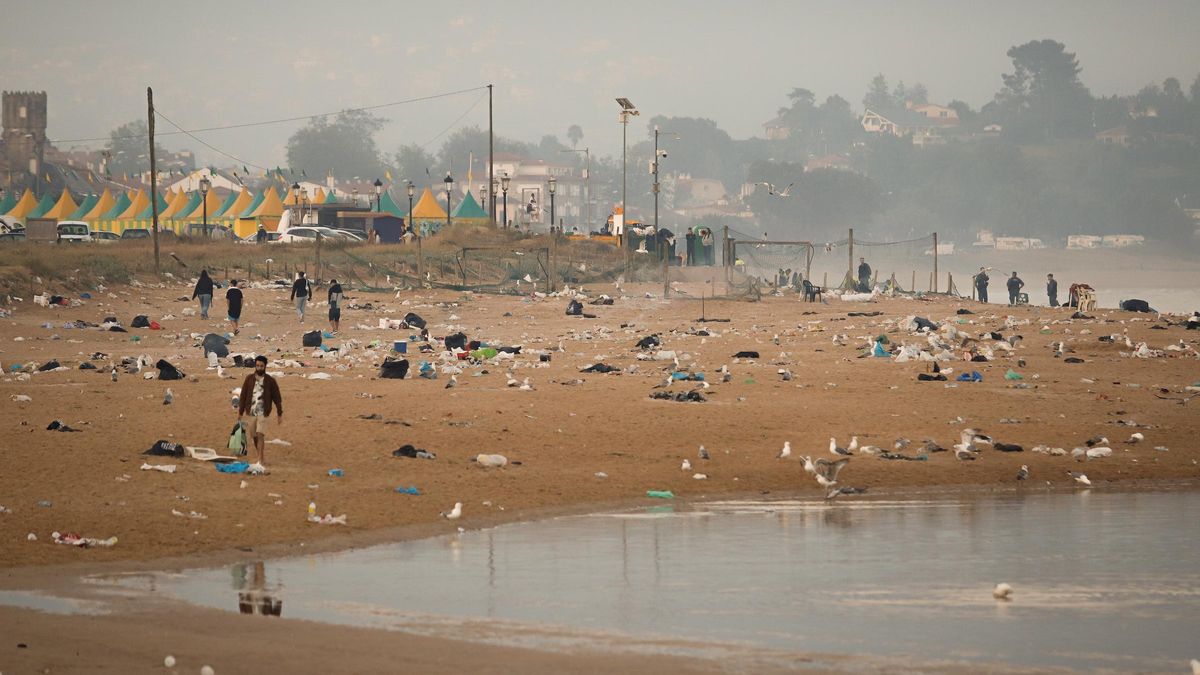 Así quedó la playa tras el macrobotellón de San Xoán del año pasado.