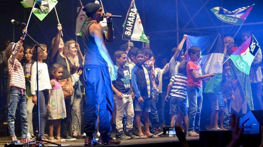 Macaco, ayer, con los niños saharauis, durante el concierto que ofreció en María Pita.