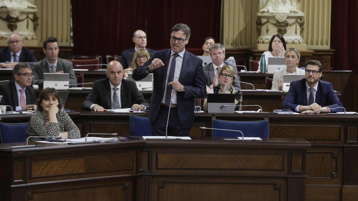 El portavoz del Govern, Antoni Costa, esta mañana en el pleno del Parlament