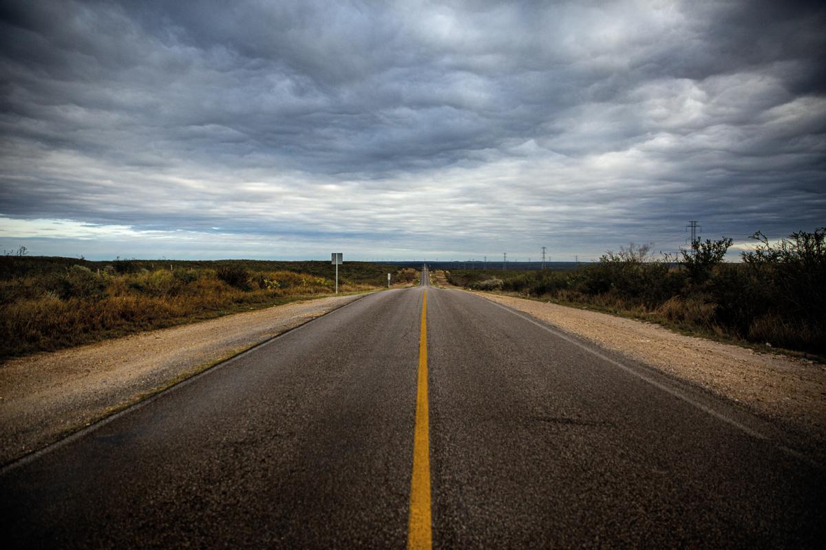 Carretera de Piedras Negras a Nuevo Laredo. A pesar de la regularización del asilo en Estados Unidos, miles de migrantes siguen sufriendo y viviendo en pésimas condiciones en México. Nunca se han aplicado unas políticas migratorias que garanticen la protección y asistencia humanitaria que necesitan las poblaciones en tránsito hacia Estados Unidos. (Piedras Negras, Coahuila, frontera de México con Estados Unidos, 2019).