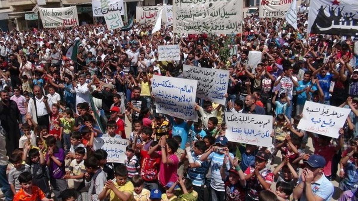 Cientos de sirios se manifiestan contra el régimen en Binish, cerca de la ciudad opositpora de Idleb.