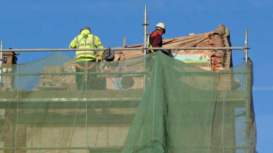 Trabajos de demolición del edificio en la zona del mosaico de san Isidro.