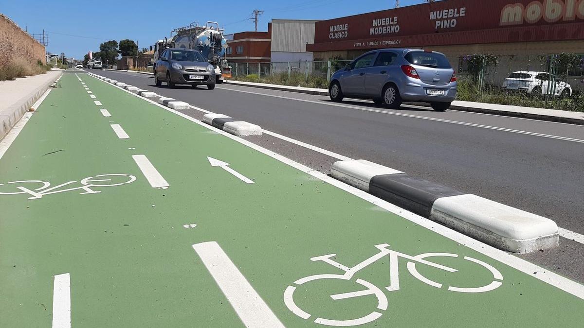 Las últimas actuaciones en el tramo más próximo a Vila-real de la zona industrial de la CV-20 ya han incluido carriles para bicicletas y peatones.