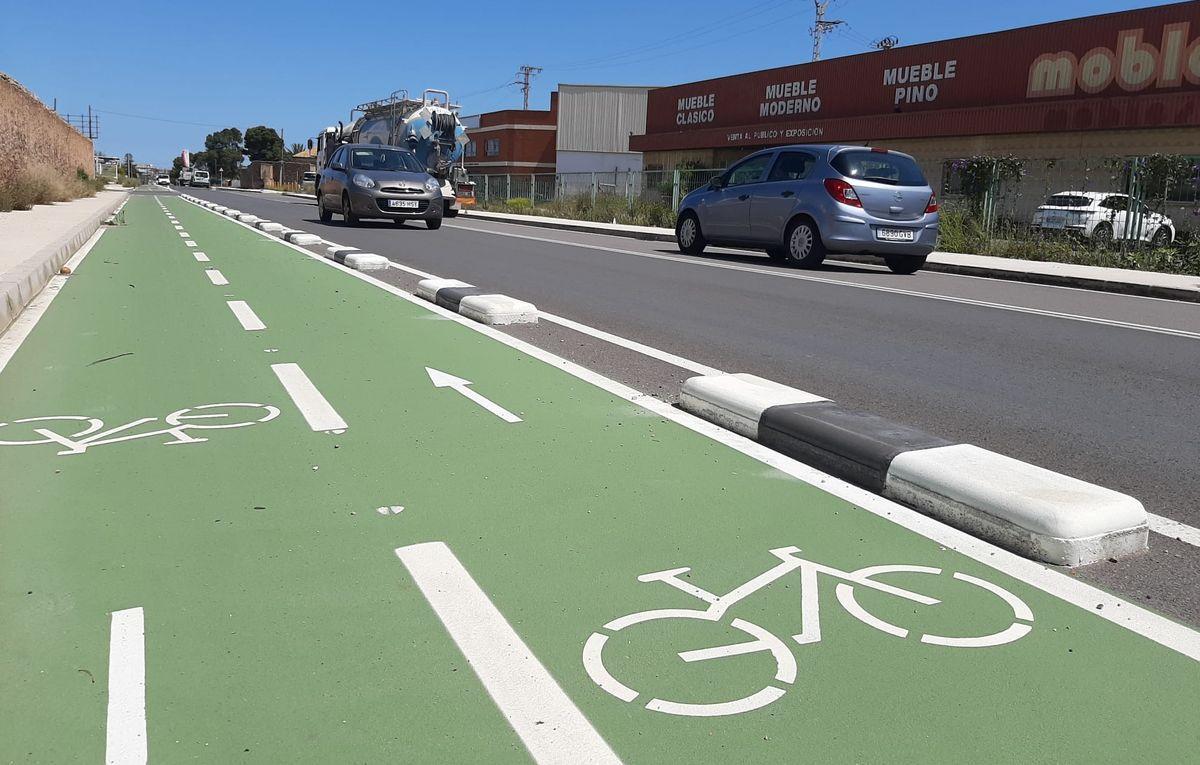 Las últimas actuaciones en el tramo más próximo a Vila-real de la zona industrial de la CV-20 ya han incluido carriles para bicicletas y peatones.