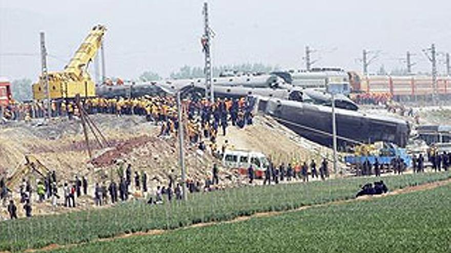 Al menos 66 muertos en un choque de trenes en China