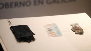 La cartera (izquierda), carnet y placa de Policía Nacional de Javier López López, uno de los tres agentes que fallecieron en la madrugada del 27 de enero del 2012.