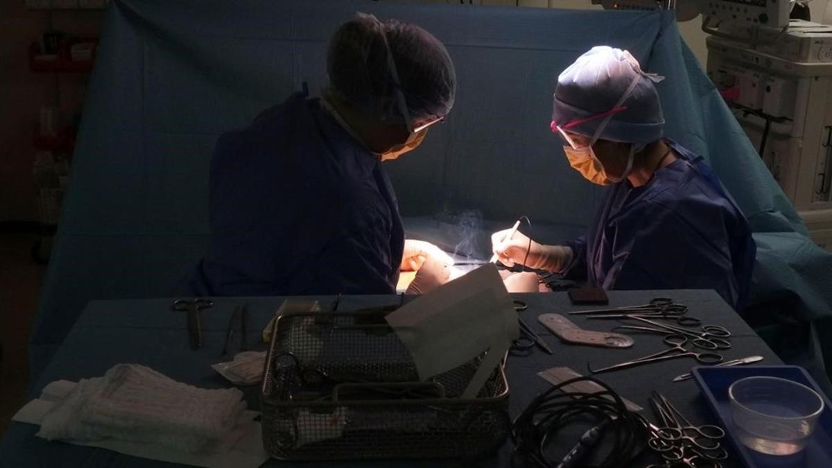 Operación quirúrgica en el Instituto Curie de París.