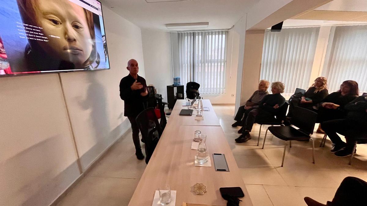 Sasha Asensio, durante la conferencia de esta mañana en el Ateneo de La Calzada.
