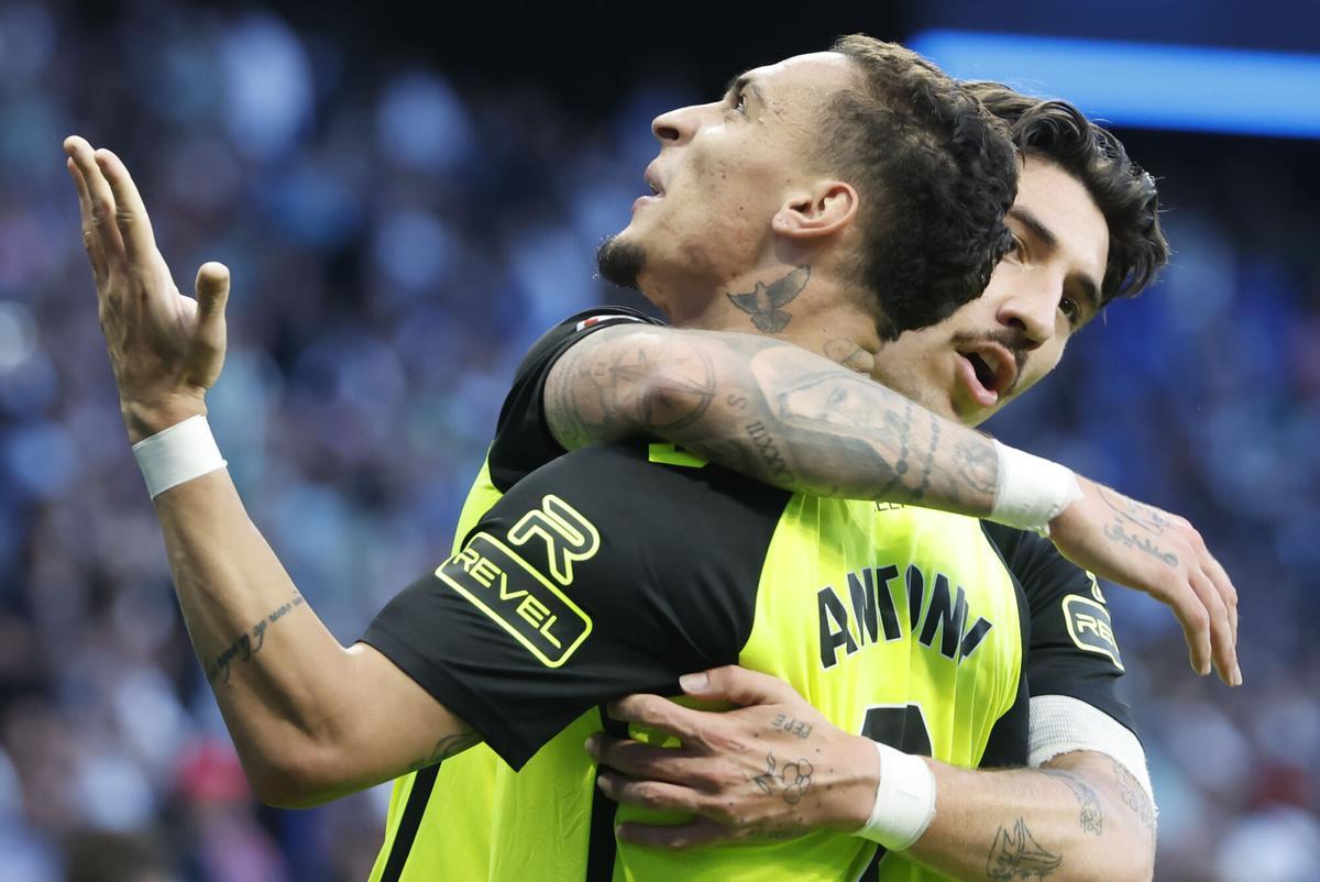 Betis' Antony dos Santos celebrates after scoring during a Spanish LaLiga EA Sports soccer match between RCD Espanyol and Real Betis at RCDE Stadium in Barcelona, Spain, 04 May 2025. EFE/ Andreu Dalmau