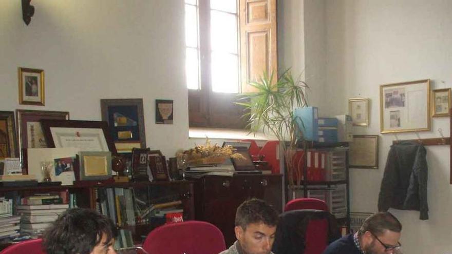 Catadores de Peñín prueban vinos en la sede de la DO Toro. Foto