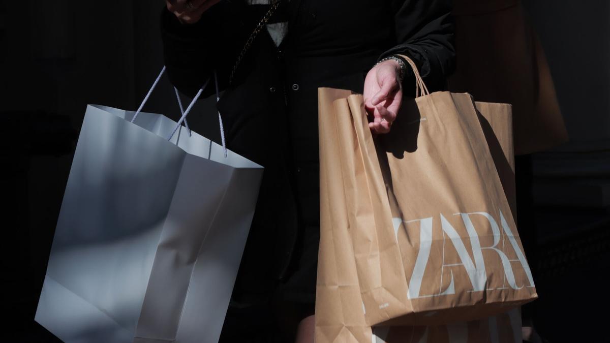 Una clienta carga con una bolsa de Zara