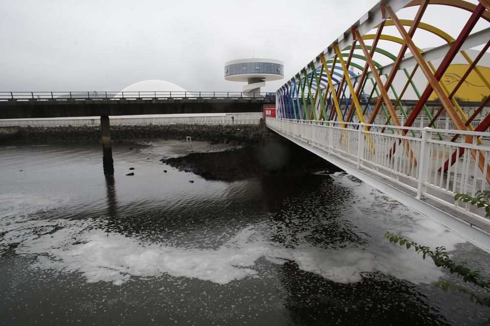 Vertido en la ría de Avilés