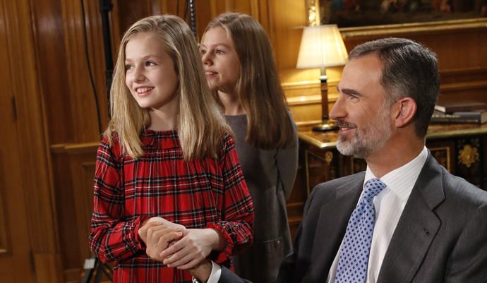 El Rey, con la Princesa Leonor y la Infanta Sofía.