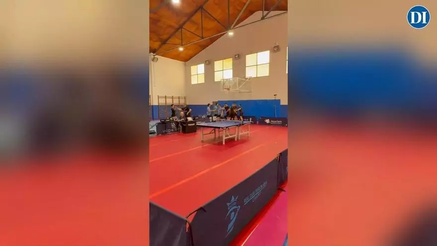 El momento del desempate y celebración del SantJosep.net al conseguir el ascenso a la máxima categoría de tenis de mesa