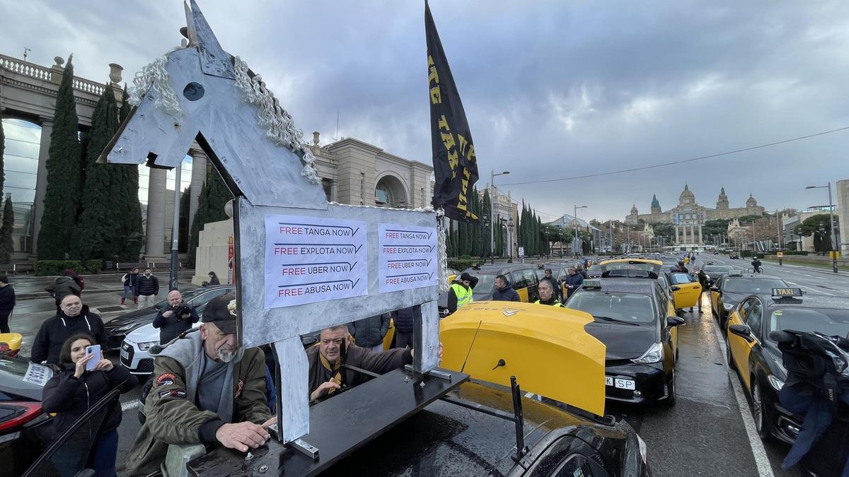 Marcha lenta de taxis en Barcelona