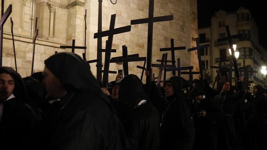 DIRECTO | La Cofradía de Jesús Nazareno acorta su recorrido y LA OPINIÓN-EL CORREO retransmitirá la procesión desde Viriato a las 8 AM