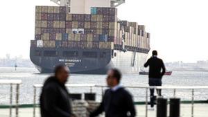 Carguero de MSC cruzando el Canal de Suez, el pasado sábado.