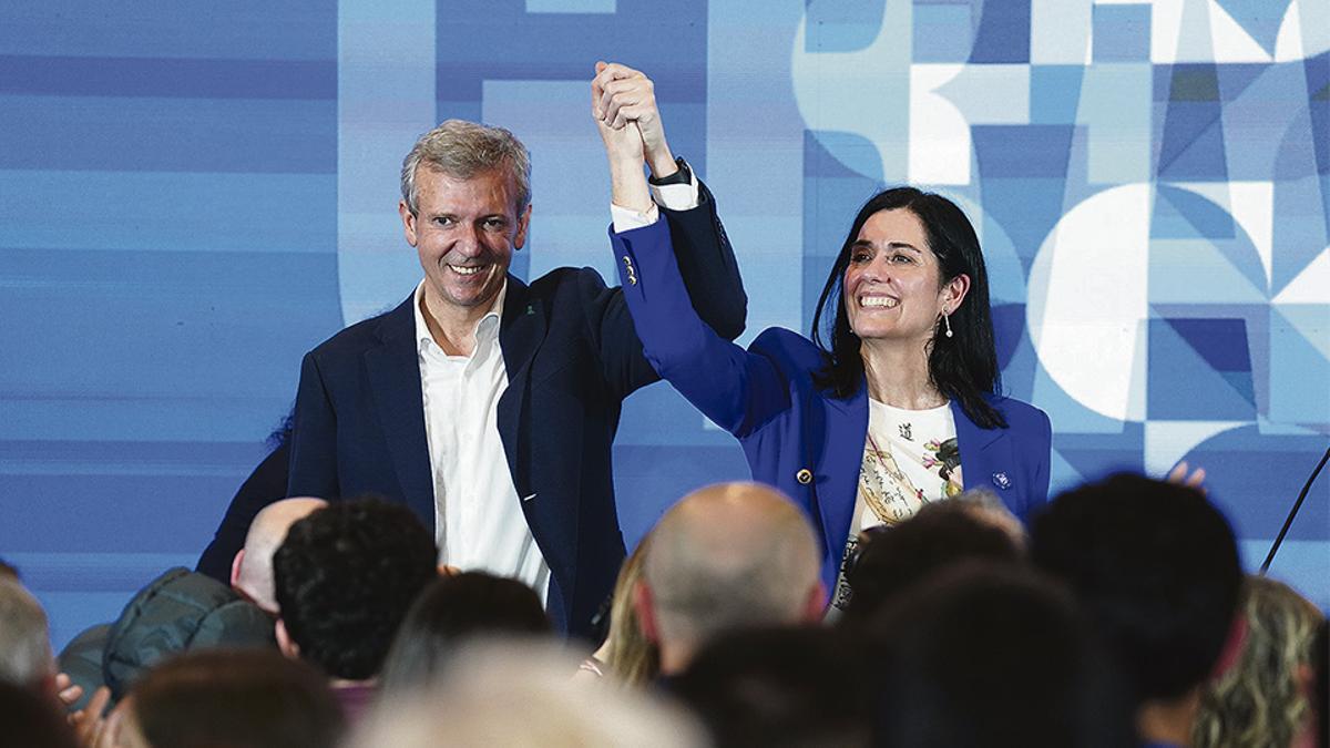 Alfonso Rueda y Paula Prado, presidente y secretaria general del PP de Galicia, celebran su victoria en la urnas el pasado domingo