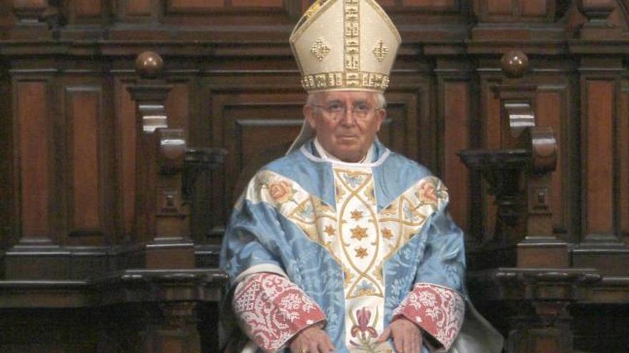 El cardenal Cañizares, en la catedral de Valencia, en diciembre de 2010.