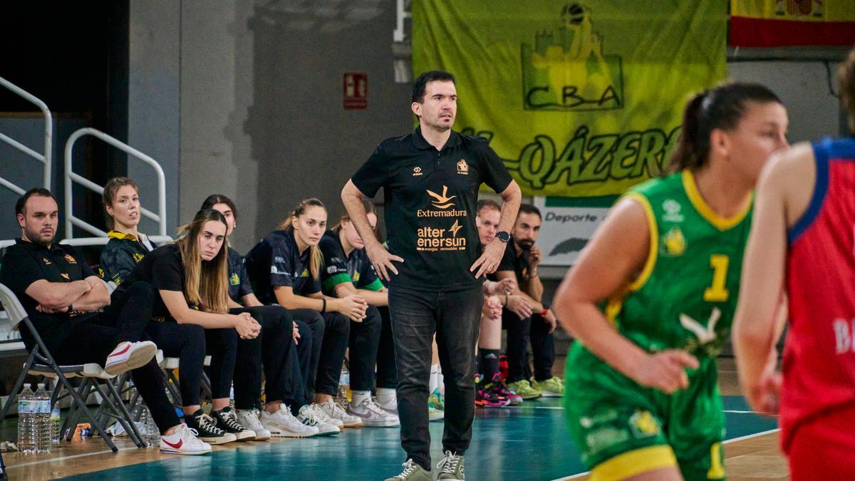 Jesús Sánchez observa una jugada de su equipo.