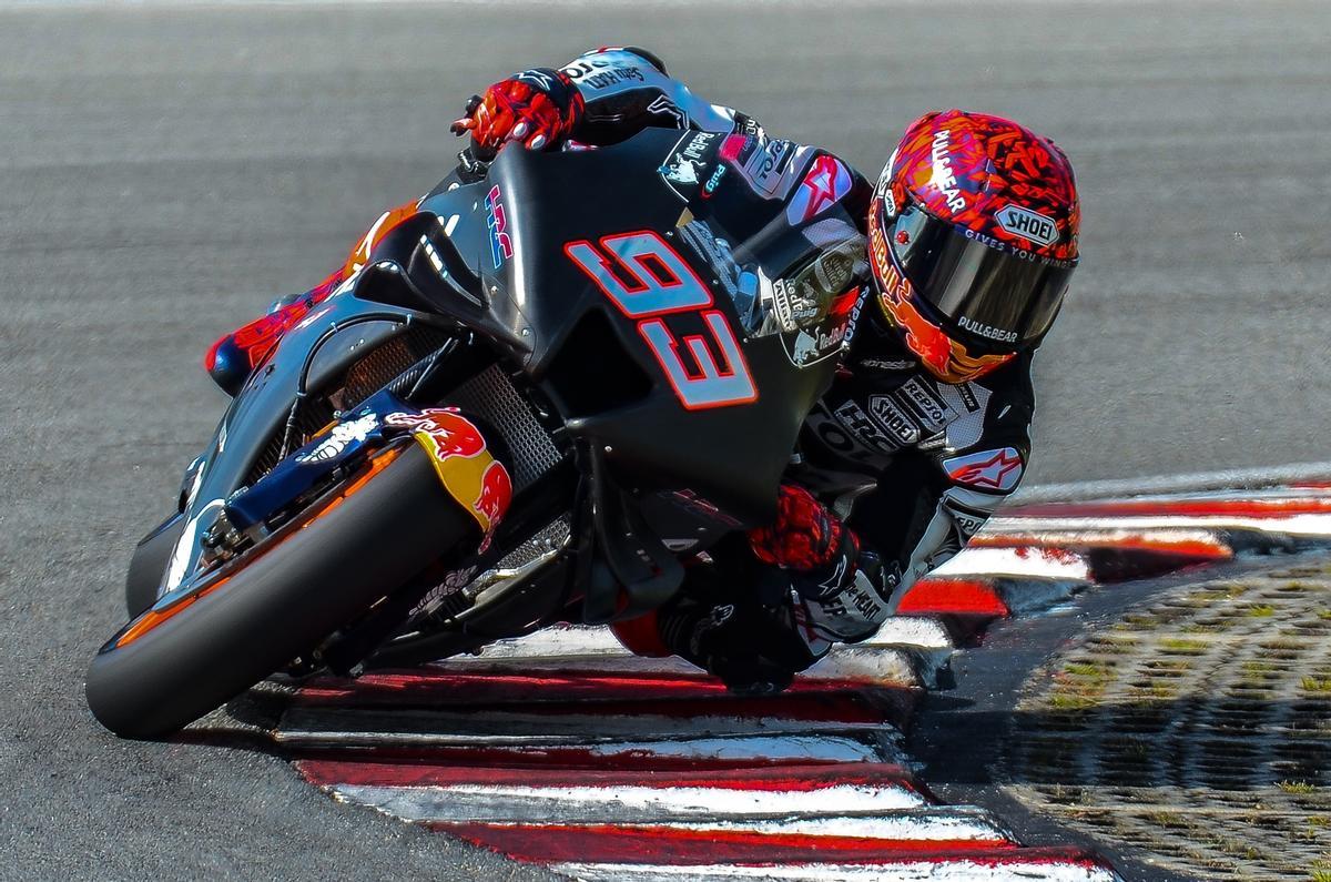 Marc Márquez cae en el inicio de los test de Sepang