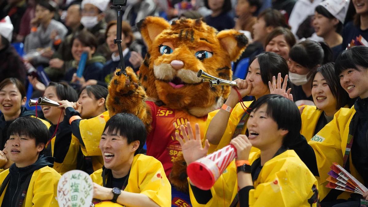 Aficionadas japonesas de balonmano animan a la selección japonesa durante el partido del Campeonato Mundial Femenino de Balonmano