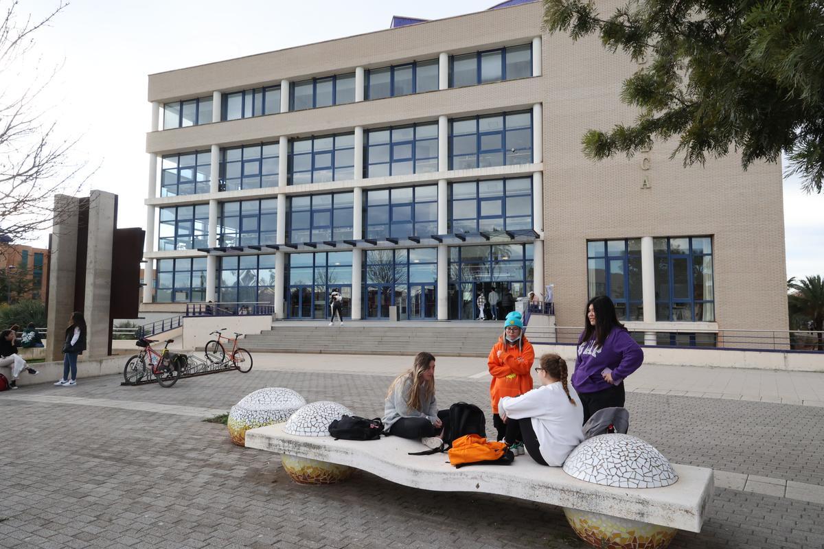 Alumnos de la UJI, en el campus de la universidad.