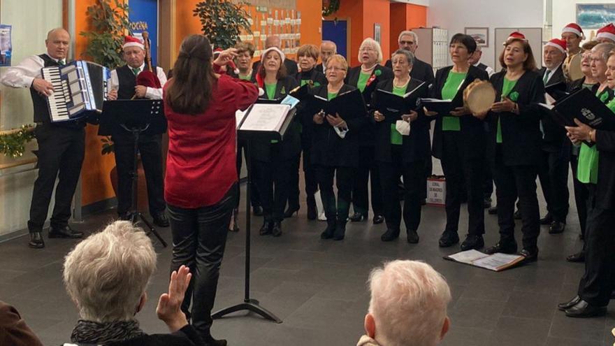 Las Voces Veteranas cantan en el centro de día de O Burgo