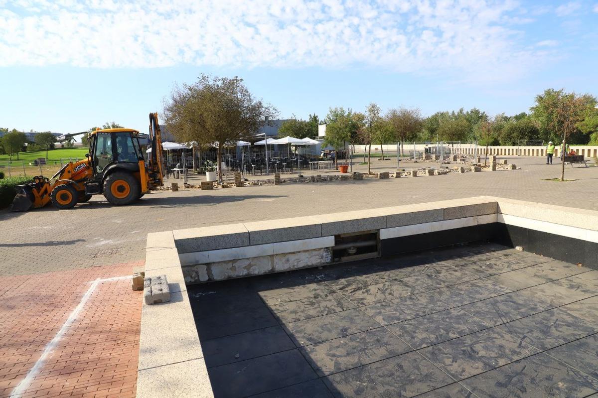 Primeros trabajos en el Balcón del Guadalquivir, donde se ubican las piscinas e irá el tanque de tormentas.